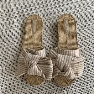 Nude flat sandals with bow